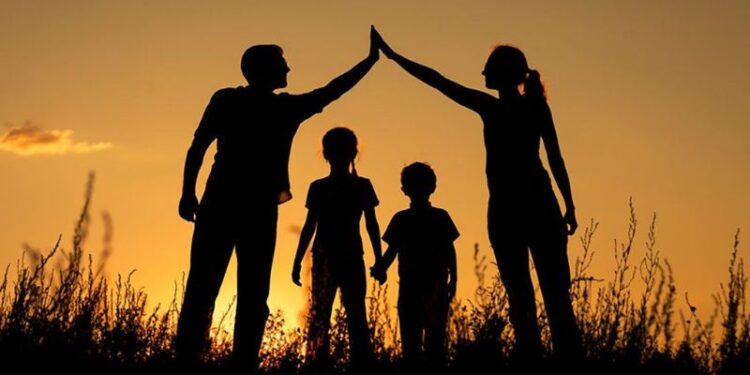 Câu nói hay về gia đình bằng tiếng Anh: Sự gắn kết vĩnh cửu 3 Gia đình là nơi bắt đầu và kết thúc mọi điều