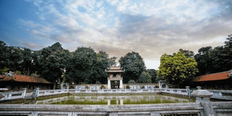 Giới thiệu Văn Miếu Quốc Tử Giám bằng tiếng Anh: Bảo Tàng Văn Hóa Của Việt Nam 4 Giới thiệu Văn Miếu Quốc Tử Giám bằng tiếng Anh: Bảo Tàng Văn Hóa Của Việt Nam