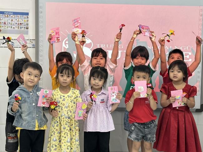Viết thiệp chúc mừng đầy tháng tiếng Anh giúp luyện kỹ năng viết thực tế