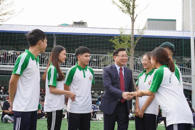 Giáo viên hướng dẫn sinh viên trên lớp tập trung vào bài học.