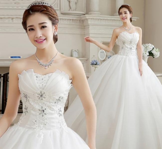 Chiếc váy có sẵn với nhiều màu sắc cho lựa chọn