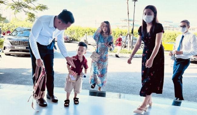 Hình ảnh phụ huynh kiên nhẫn đồng hành cùng con làm bài tập điền dấu câu lớp 2 tại nhà