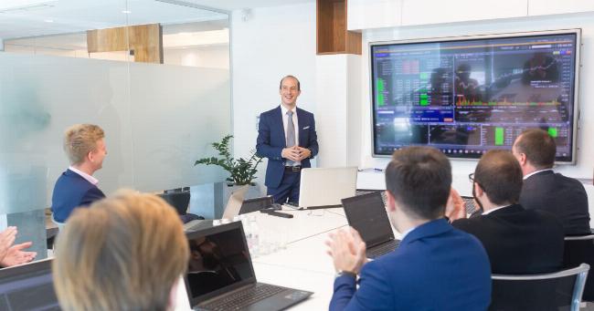 Hình ảnh minh họa các bước lập dàn ý và phát triển ý tưởng cho bài văn tiếng Anh, có ghi chú