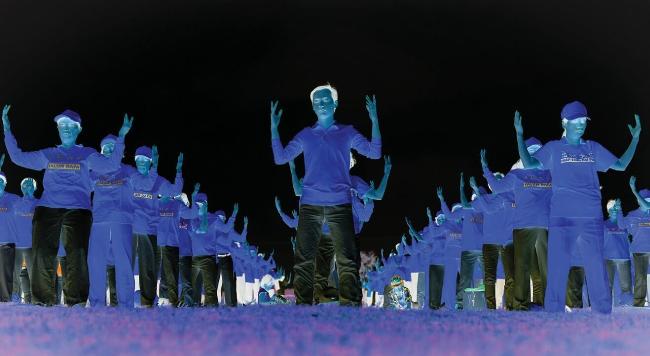 Một chuyên gia giáo dục tiếng Anh (nam giới trung niên) đang ngồi tại bàn làm việc với nụ cười thân thiện, đưa ra lời khuyên hữu ích cho người học.