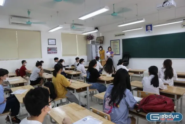 Học sinh ôn tập đề thi học kì 1 hóa 9 với sách vở và tài liệu tham khảo