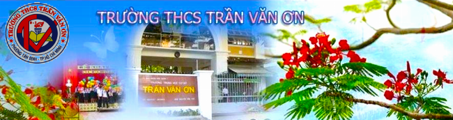 Học sinh lớp 8 đang ôn tập đề thi tiếng Anh giữa kì 1 với sách vở và máy tính.