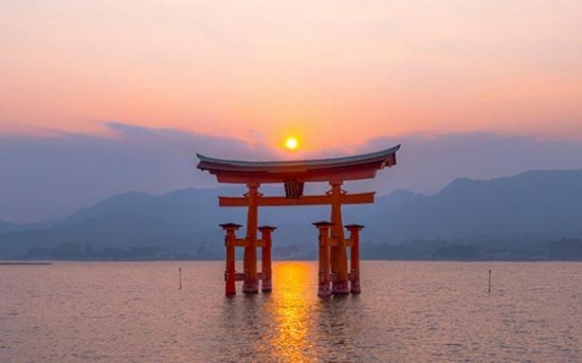 Một nhóm bạn trẻ Nhật Bản cùng nói Gochisousama Deshita và cúi chào sau khi ăn xong, thể hiện nghi thức kết thúc bữa ăn trọn vẹn