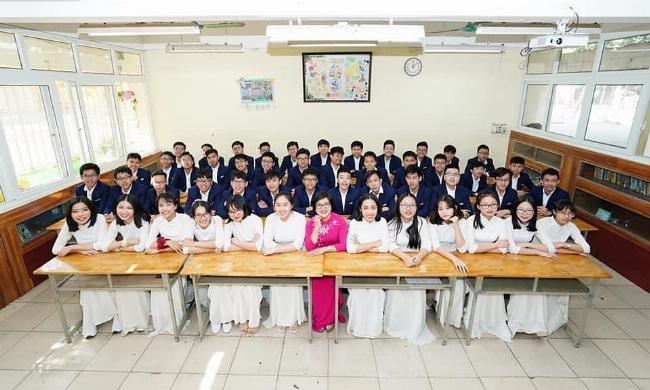 Một học sinh đang tính toán với các công thức hệ thức lượng trong một tam giác vuông, sử dụng các ký hiệu toán học trên bảng hoặc giấy nháp