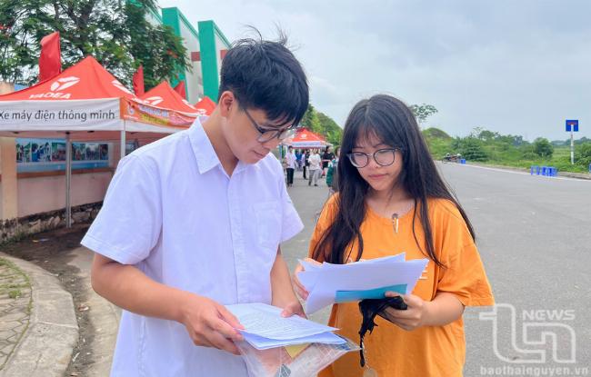 Học sinh lớp 6 đang tập trung làm bài thi tiếng Anh, thể hiện sự nghiêm túc