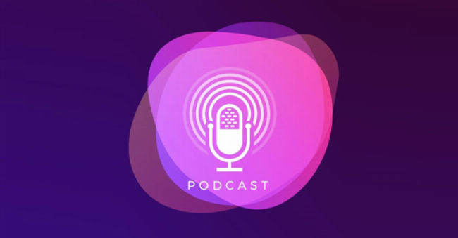 Một người trẻ đang đi dạo trong công viên vừa nghe podcast tiếng Anh qua tai nghe, thể hiện sự học tập chủ động và kết hợp với cuộc sống hàng ngày.