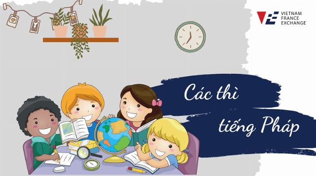 Một người đang học tiếng Pháp, trên bàn có sách ngữ pháp và ghi chú về các thì tiếng Pháp quan trọng