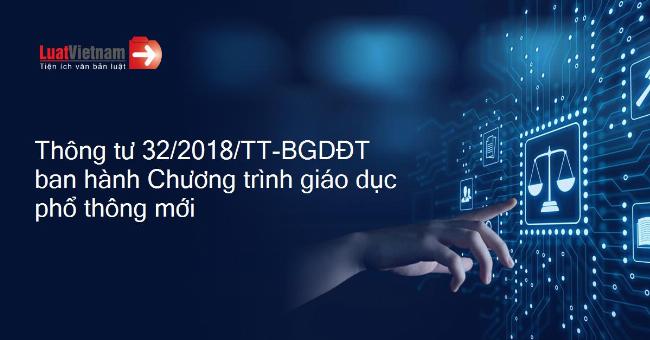 Hình ảnh một cuốn sách toán học lớp 9 đang mở, đánh dấu những công thức hệ thức lượng quan trọng bằng bút màu và gạch chân