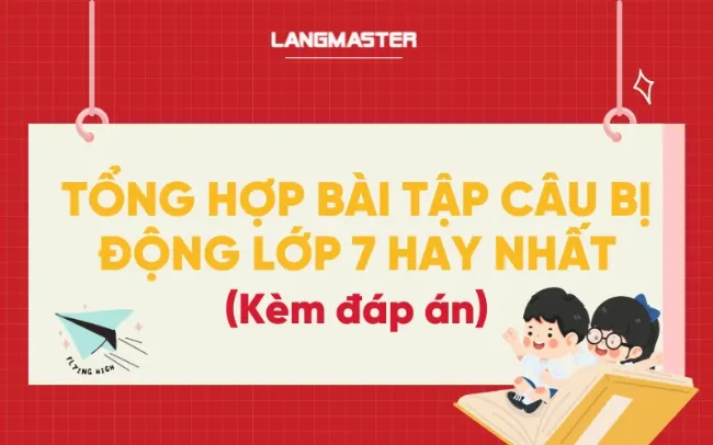 Học sinh luyện tập viết lại câu bị động trong ngữ pháp tiếng Anh lớp 7.