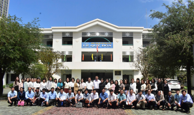 Giáo viên và học sinh cùng phân tích đáp án đề thi hsg hoá 9 trên một bảng trắng