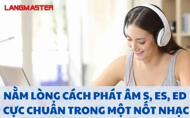 Một người phụ nữ đang đặt tay lên cổ họng để kiểm tra độ rung khi phát âm đuôi S/Es, minh họa cho âm vô thanh và hữu thanh