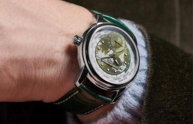 Một chiếc đồng hồ với kim chỉ thời gian làm thêm giờ hoặc sự chậm trễ, biểu tượng quản lý thời gian