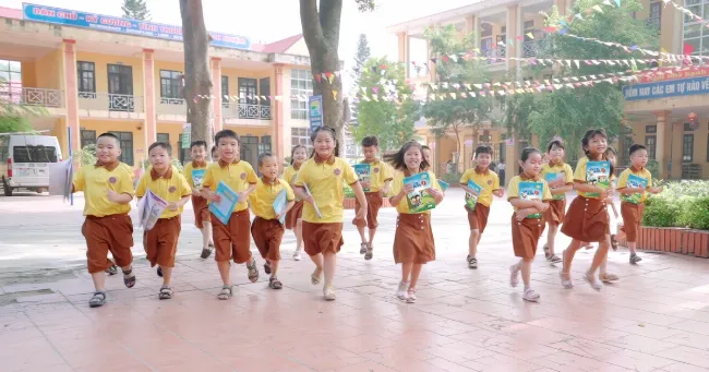 Sách Tiếng Anh 8 Global Success mở ra trên bàn học, minh họa nội dung phong phú và hấp dẫn