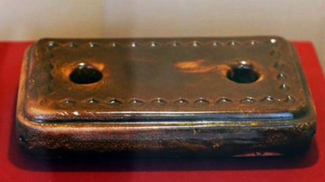 Hình ảnh minh họa một người đang xây lại cây cầu bằng những viên gạch vững chắc, tượng trưng cho việc xây dựng lại nền tảng tiếng Anh đã mất bằng tài liệu miễn phí.