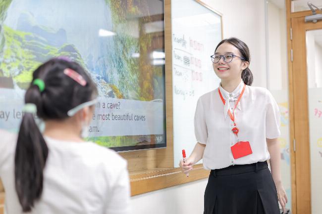 Trợ giảng VUS tương tác với học sinh trong môi trường lớp học chuyên nghiệp