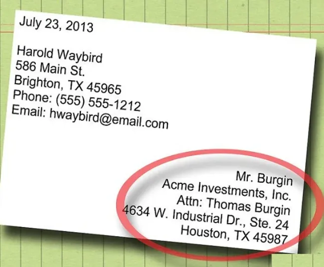 Hình ảnh một phong bì thư hoặc gói hàng với địa chỉ được viết bằng tiếng Anh chuẩn xác, có sử dụng các từ như 'Alley', 'Lane', và 'Apt' thay cho dấu gạch chéo, minh họa cho cách đọc địa chỉ nhà có dấu / trong bối cảnh quốc tế