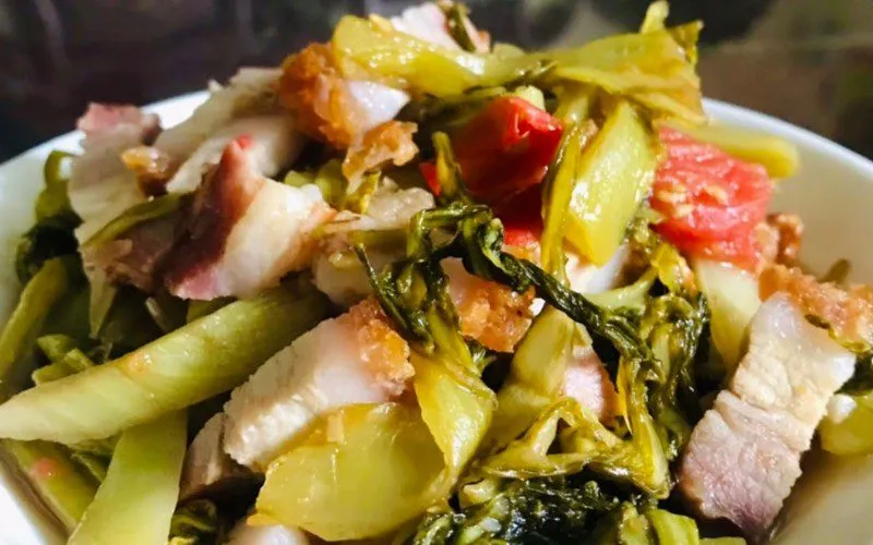 Thịt heo giòn tan kết hợp vị chua nhẹ của cải chua