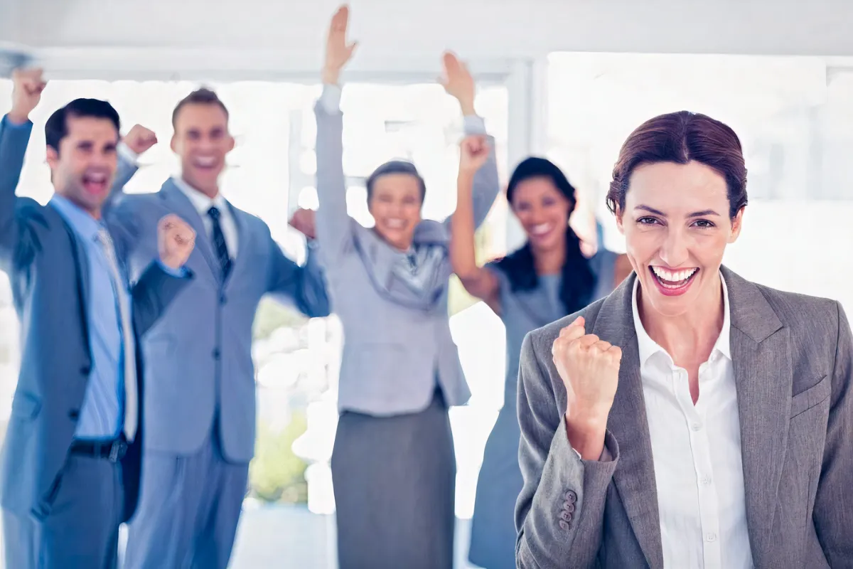 Hình ảnh minh họa về sự chia sẻ và động viên trong tiếng Anh