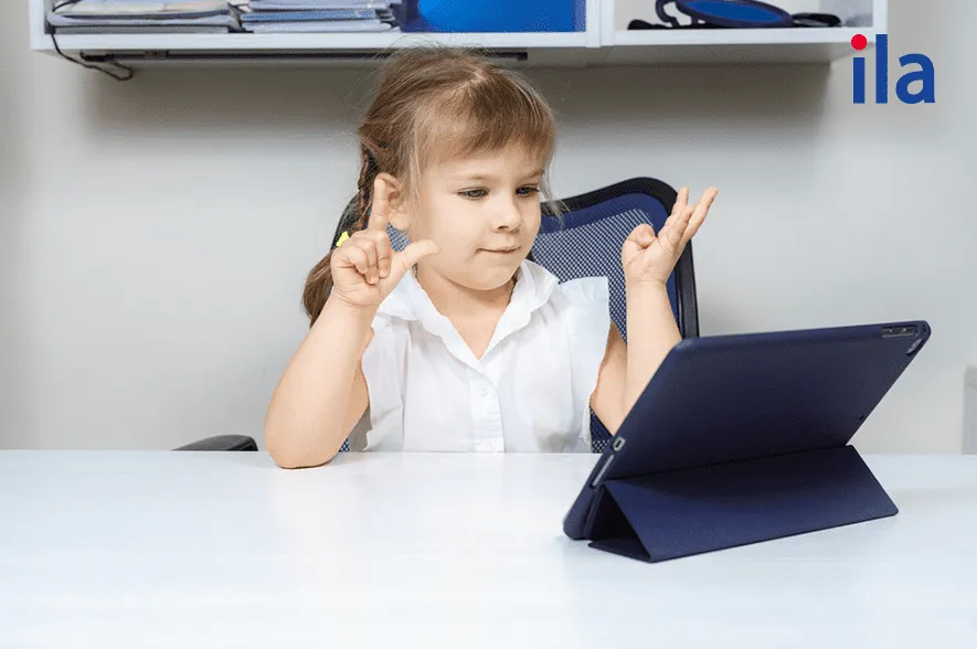 Bé học từ vựng tiếng Anh qua máy tính bảng