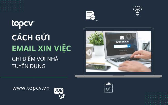 Một người đang viết chức vụ tiếng Anh trên CV chuyên nghiệp