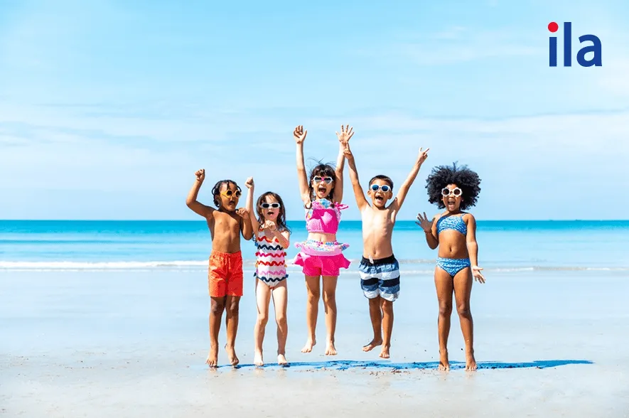 Các bé ở biển.