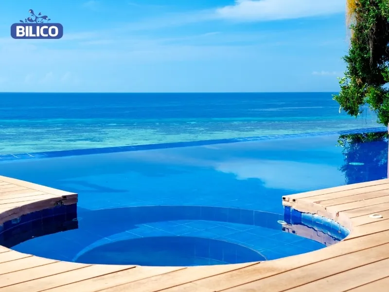 Thiết kế hồ bơi vô cực hòa mình vào thiên nhiên xanh mát