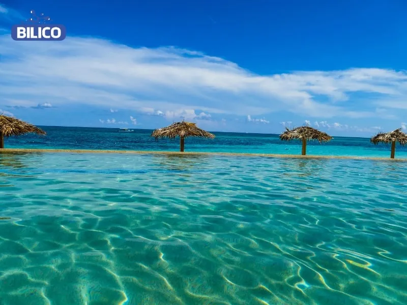 Hồ bơi vô cực với làn nước xanh ngọc bích tuyệt đẹp