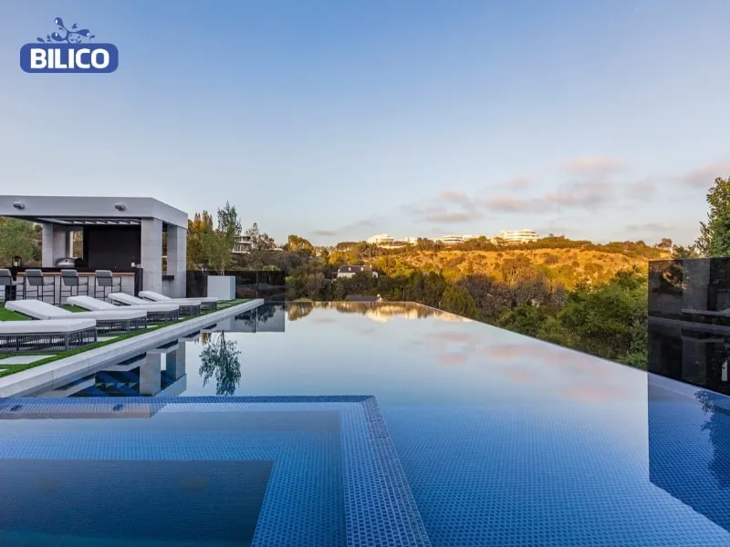 Sự giao thoa giữa hồ bơi và biển cả tại một resort cao cấp