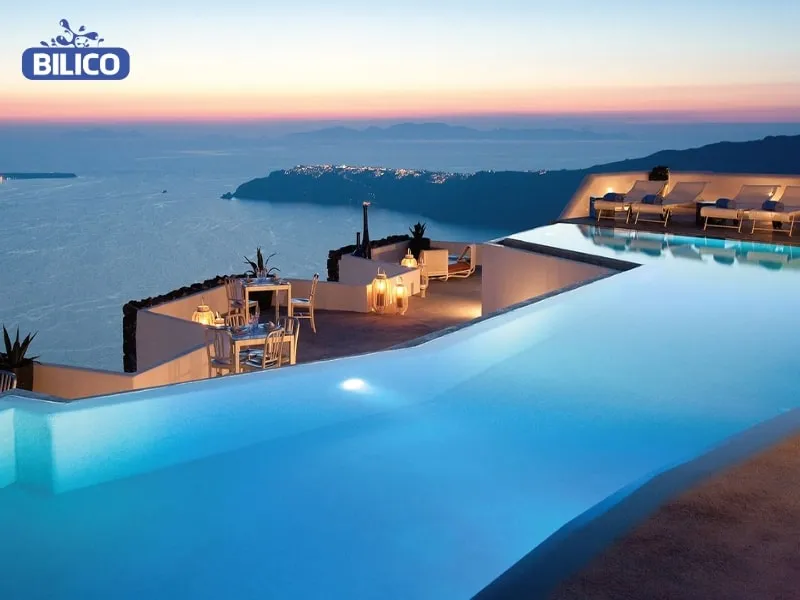 Hoàng hôn buông xuống trên mặt hồ bơi vô cực