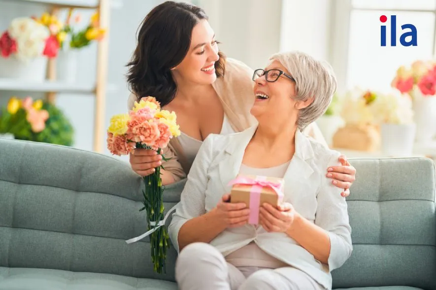 Học sinh tặng hoa và gửi lời chúc tiếng Anh cho cô giáo nhân ngày 8/3