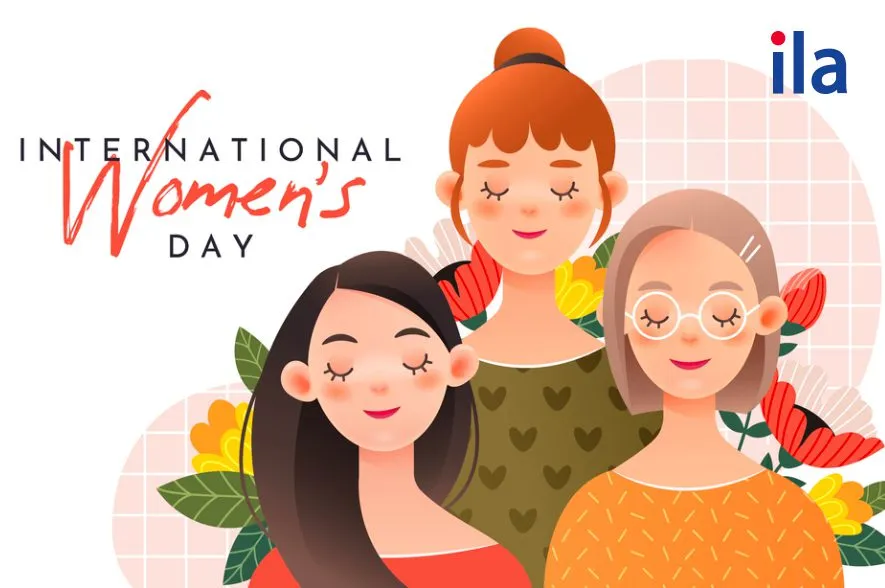 Nhóm bạn nữ vui vẻ trong ngày 8/3 nhận lời chúc từ đồng nghiệp