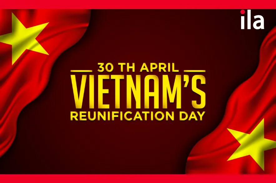 Người dân cầm cờ đỏ sao vàng chào mừng ngày thống nhất đất nước