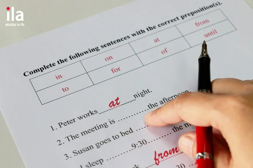 Minh họa cấu trúc động từ đi kèm giới từ