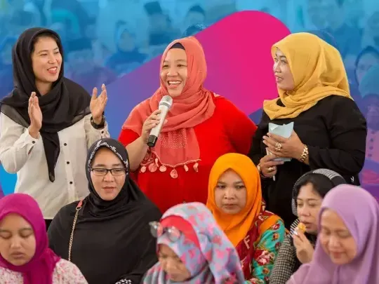 Tại đảo Madura, Đông Java, Indonesia, phụ nữ tham gia thảo luận tại Pesantren Annuqqayah về đóng góp cho hòa bình