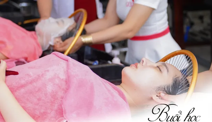 Kỹ thuật viên đang thực hiện liệu trình gội đầu dưỡng sinh