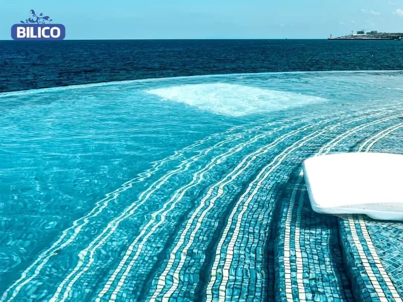 Cận cảnh thiết kế mép tràn của hồ bơi vô cực