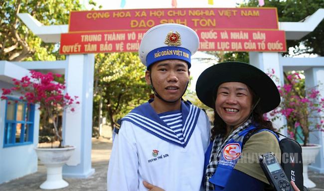 Chân dung người dân chài với làn da ngăm rám nắng, thể hiện sự rắn rỏi và chất phác theo phân tích bài Quê Hương