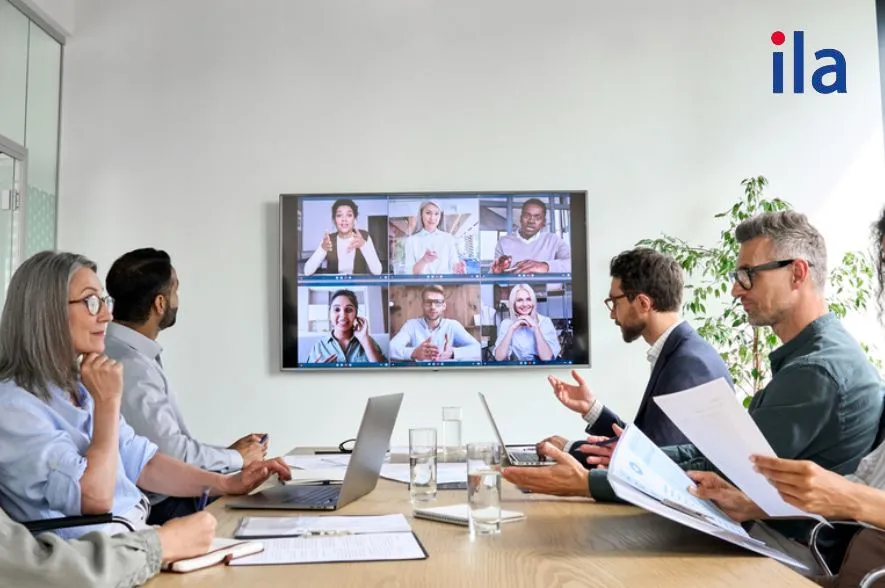 Chúng tôi sẽ bắt đầu cuộc họp trong vòng một giờ tới.