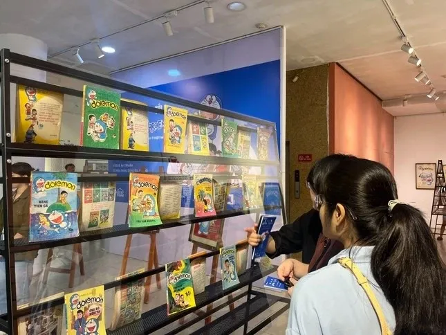 Những ấn phẩm Đô rê mon không bản quyền được trưng bày tại triển lãm kỷ niệm 30 năm