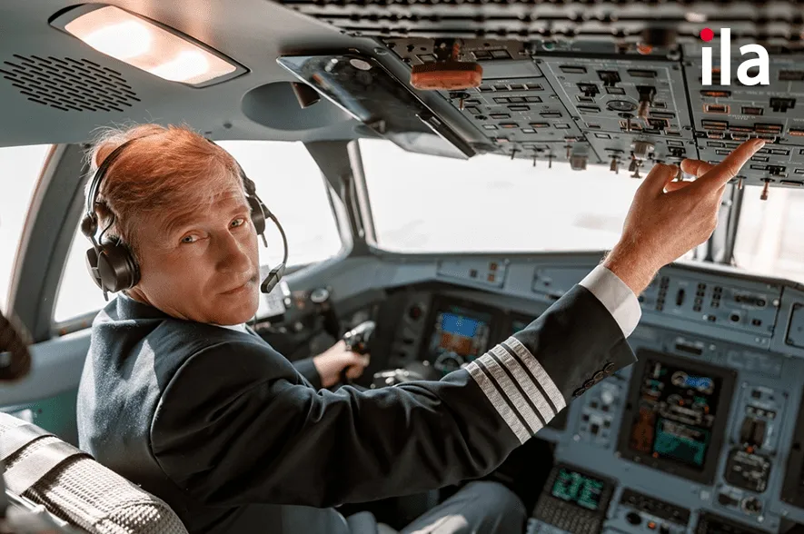 Hình ảnh minh họa phi công và nhân vật trong game liên quan đến quân sự