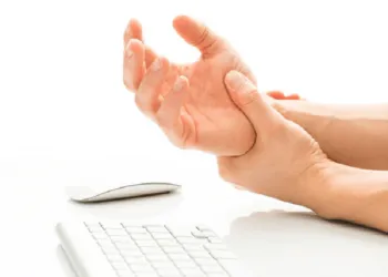 Bác sĩ tư vấn về tình trạng tê bàn tay