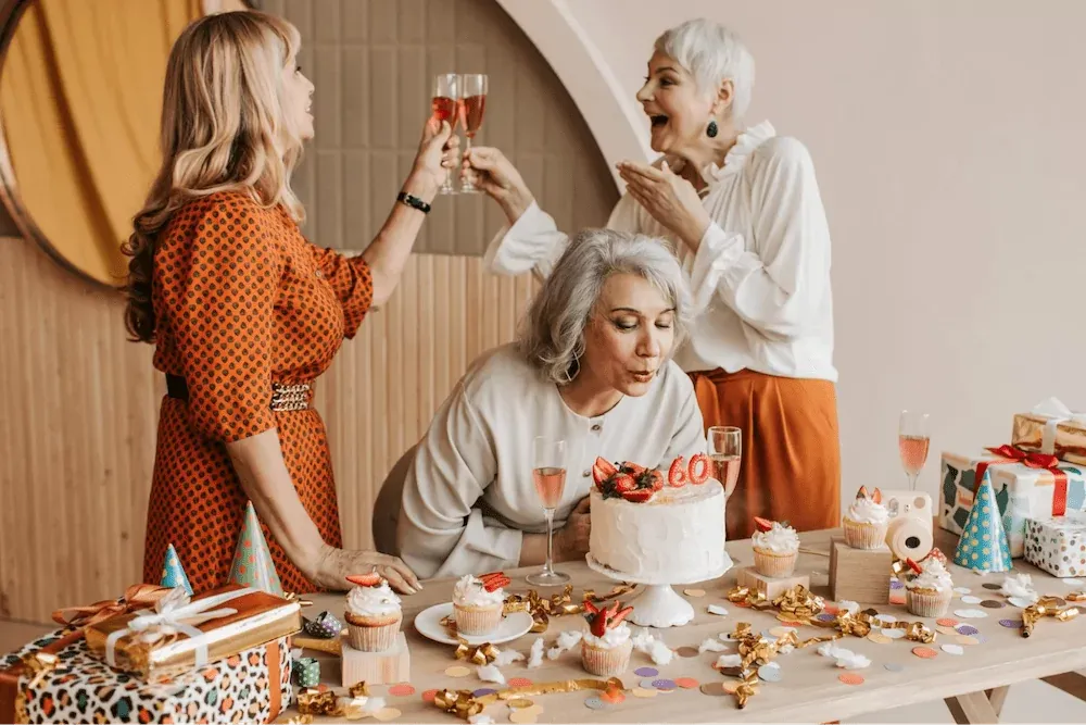 Hình ảnh gia đình quây quần chúc mừng sinh nhật