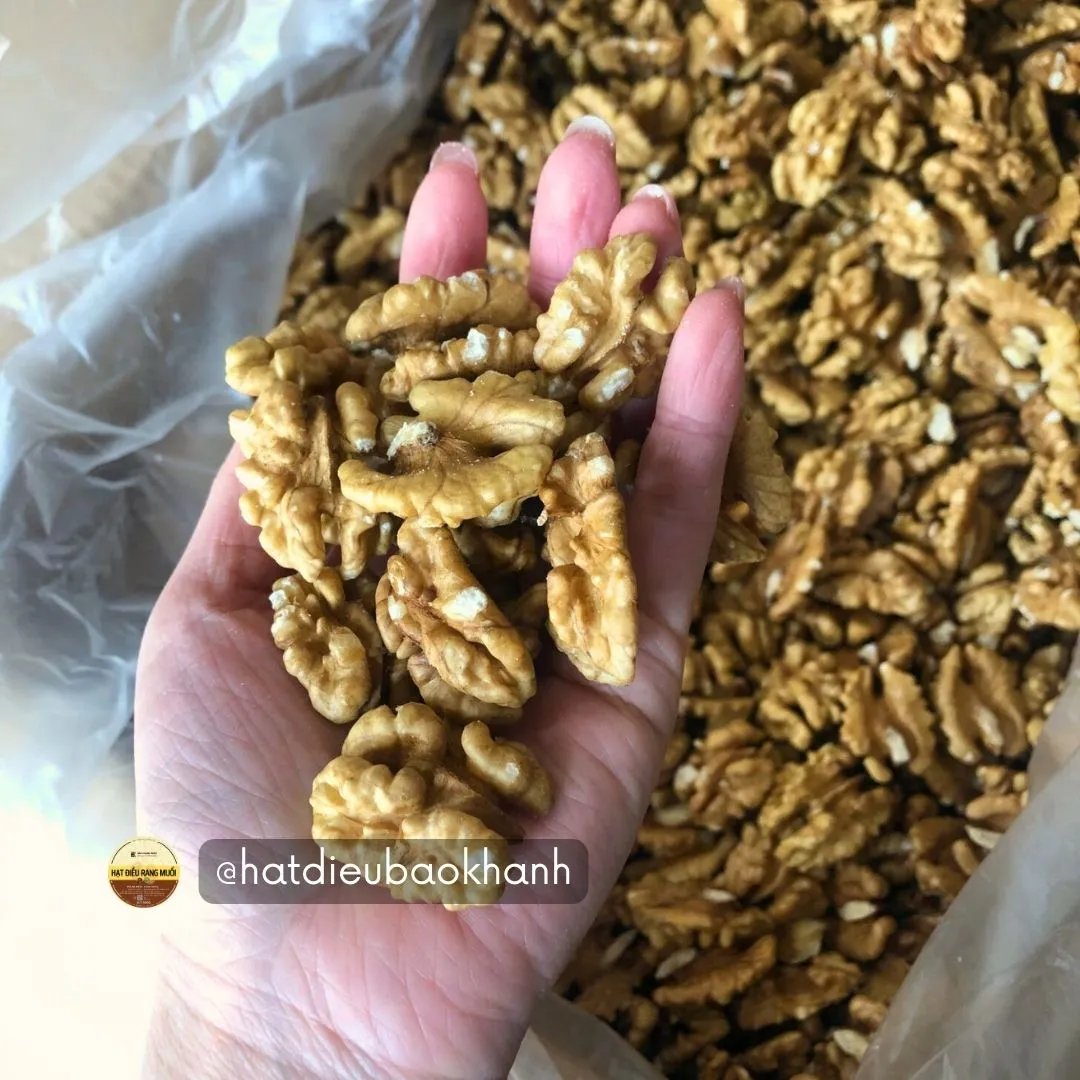 Hạt óc chó hay còn gọi là Walnut trong tiếng Anh với lớp vỏ cứng đặc trưng