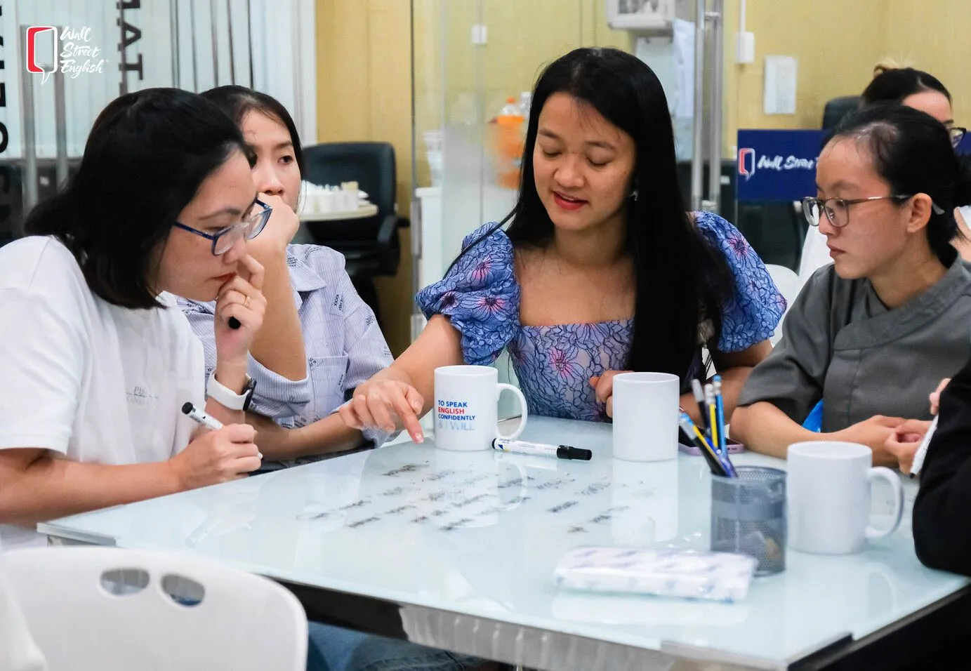 Hình ảnh minh họa về việc học từ vựng tiếng Anh và mẫu câu giao tiếp phổ biến trên mạng xã hội