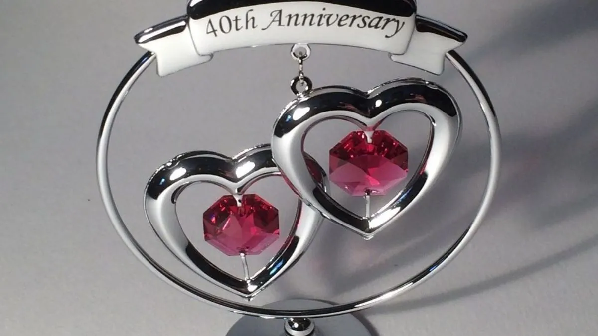 Gia đình hạnh phúc cùng nhau kỷ niệm ngày cưới của ba mẹ