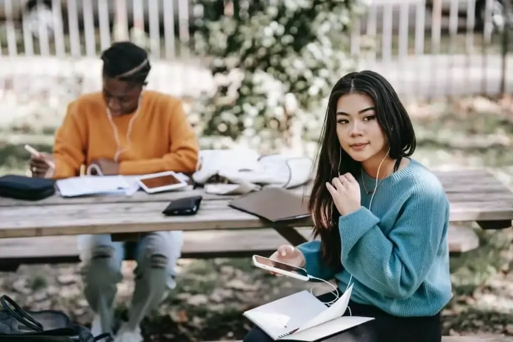 Người phụ nữ đang học tiếng Anh